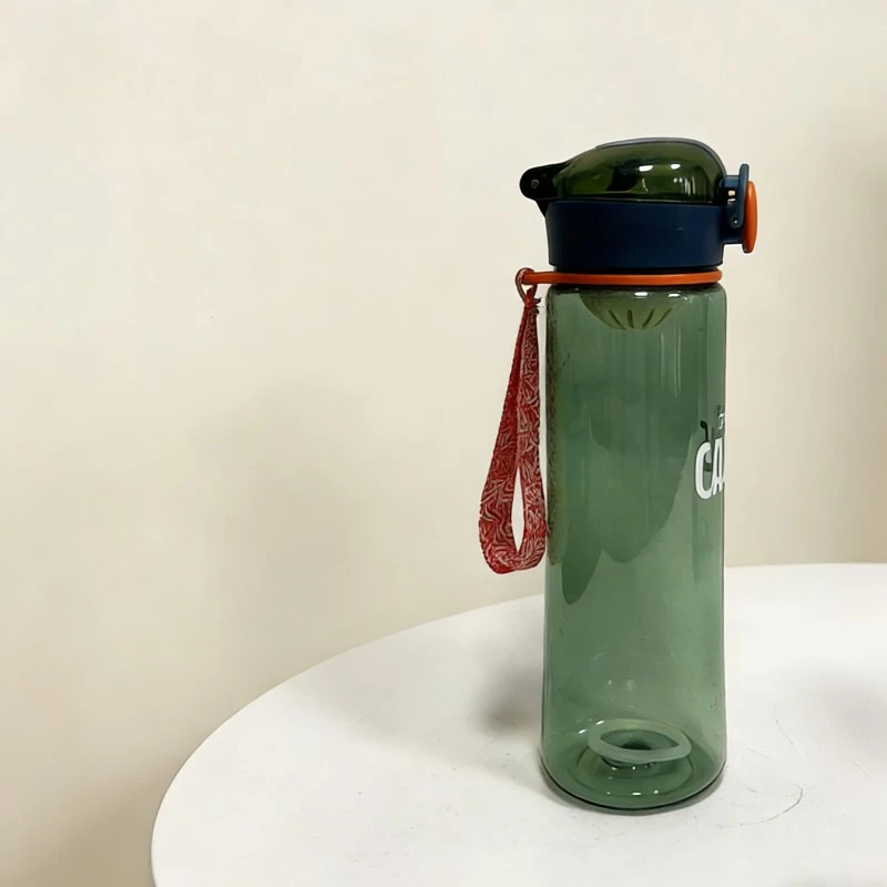 Taza de plástico con red de filtro de cubierta que rebota