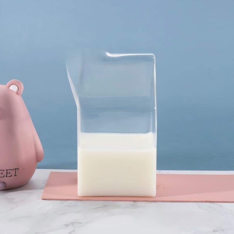 Jarra de leche de vidrio con forma de cartón