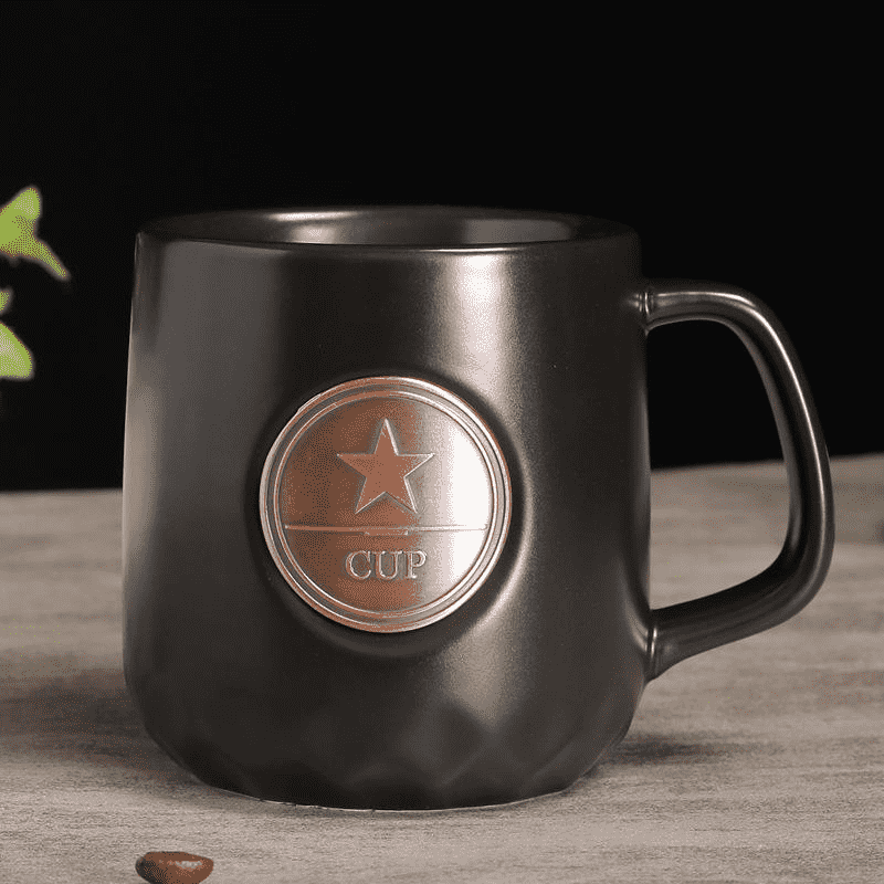 Tazas de cerámica con insignia de metal