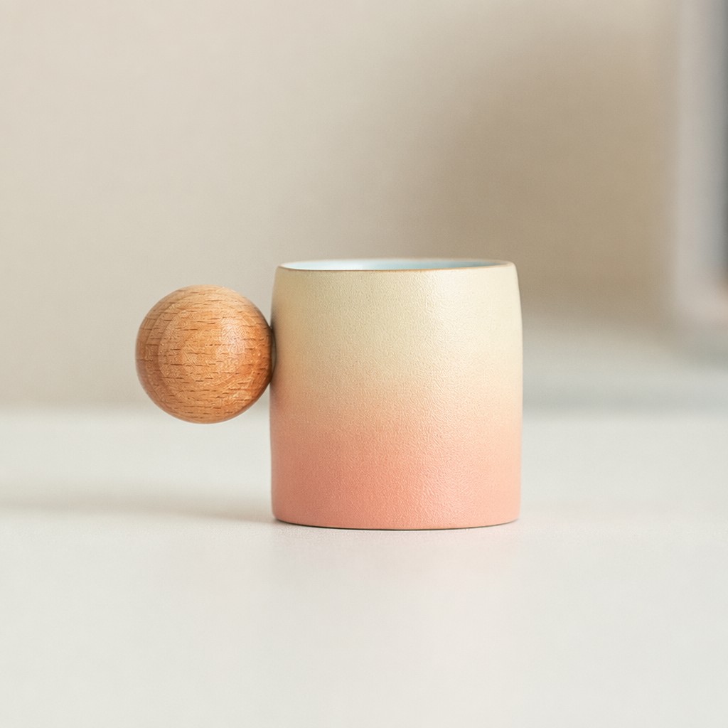 Taza de cerámica degradada con mango de bola de madera para regalo casero