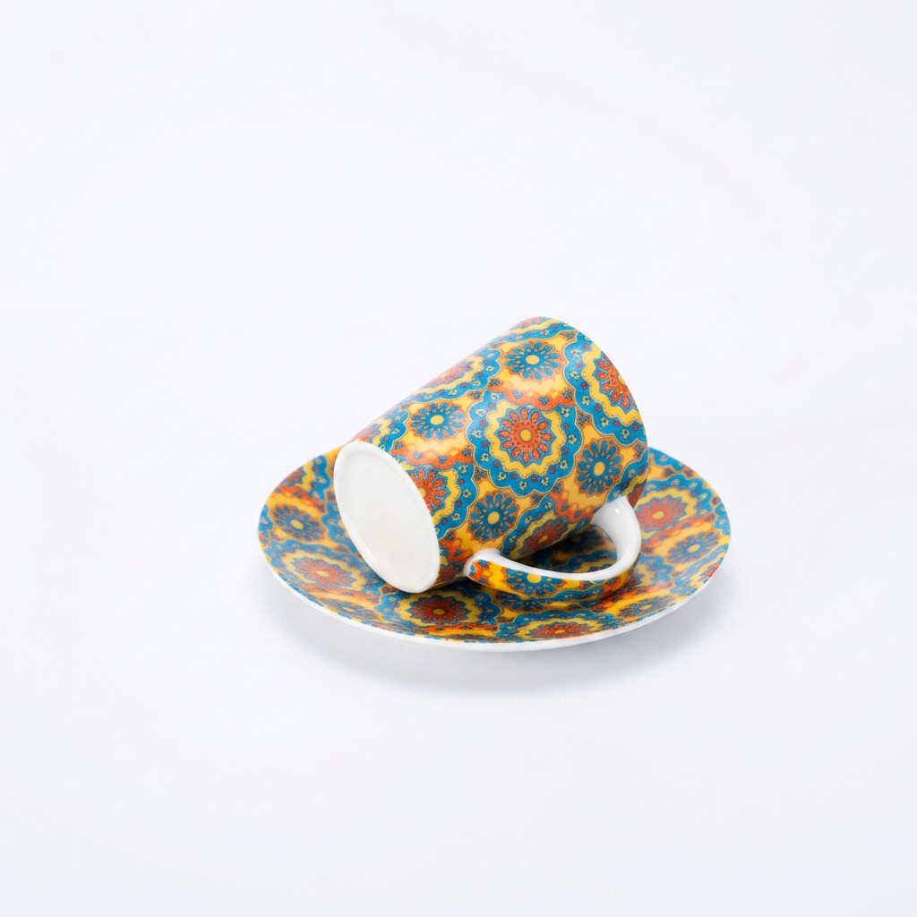 Taza de café de cerámica floral con platillo