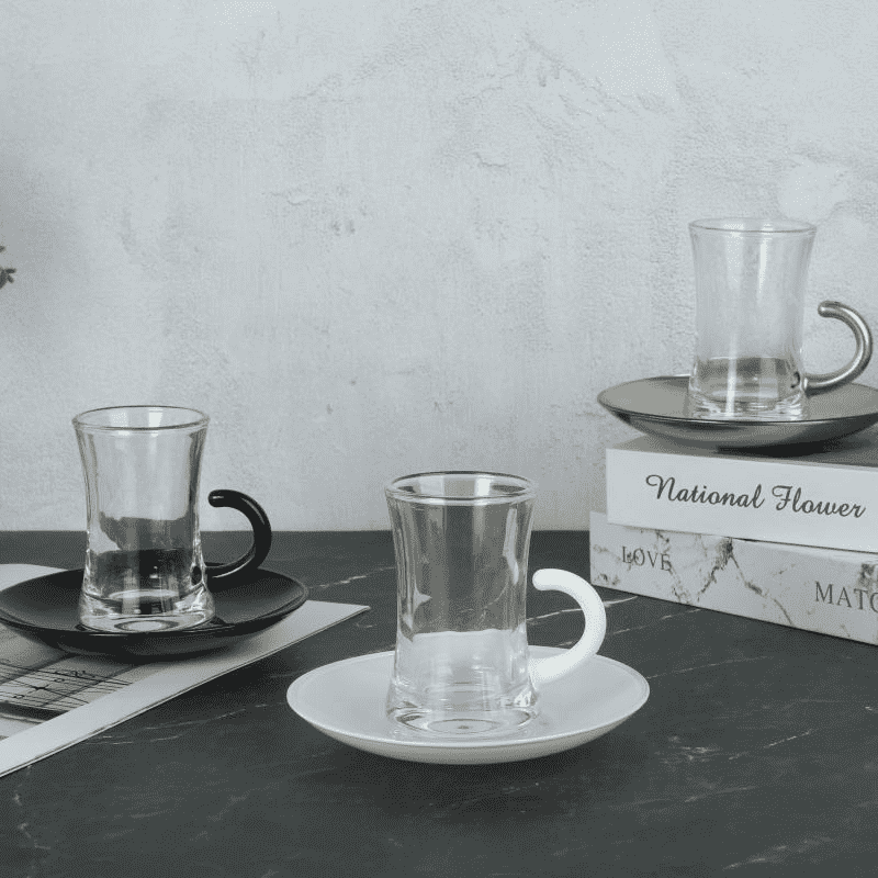 Juego de taza de té y platillo de vidrio con mango curvo estilo turco